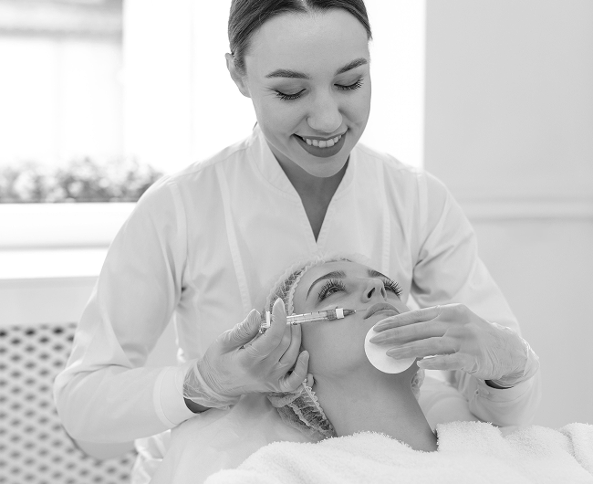 ابرة تحفيز الكولاجين في دبي مع د. ماريو روسو